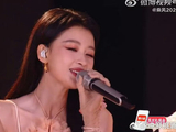 孙怡在《乘风2026》一公舞台上清唱《此刻最好的都在身边》的具体表现如何？