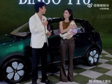 孟姐带巧克力走红毯也太萌了，又美又可爱！
