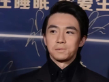俞灏明过去的烧伤经历如何影响了他现在对感情和家庭的态度？