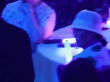 王源入场时代少年团起立，杰森斯坦森候场不及内娱明星