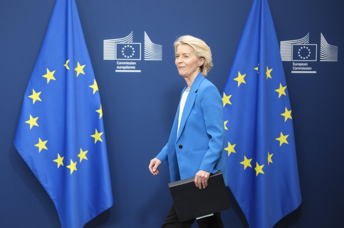 2026年4月13日，比利时布鲁塞尔，欧盟委员会主席冯德莱恩在欧盟委员会总部接受媒体采访。视觉中国 图