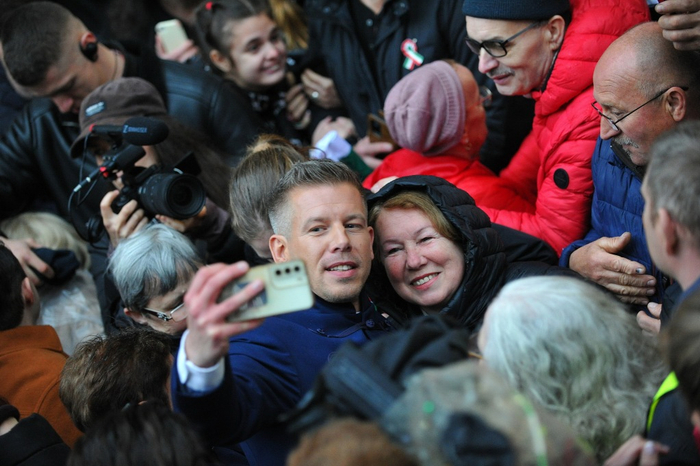 2024年3月15日，匈牙利，蒂萨党领袖毛焦尔在匈牙利革命纪念活动与民众自拍。视觉中国 图