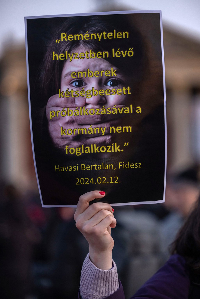 2024年2月，布达佩斯英雄广场，抗议者示威反对虐待儿童，手持海报写着“人们在绝境中挣扎，政府却不予理会”。视觉中国 图