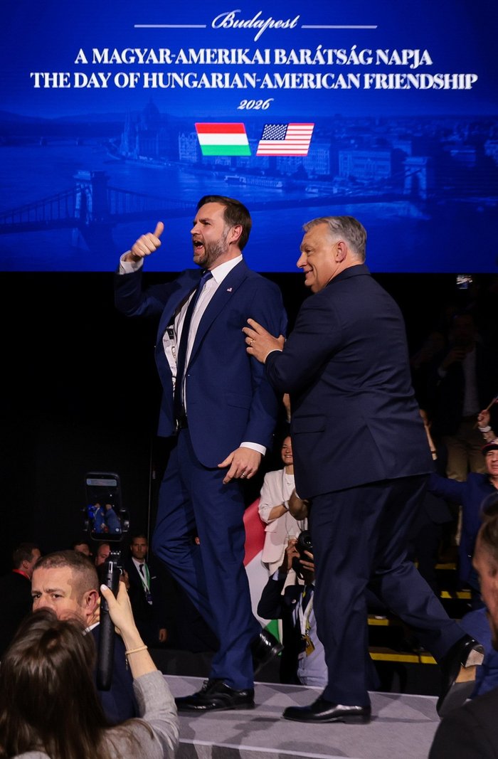 2026年4月7日，匈牙利布达佩斯，美国副总统万斯与欧尔班（右）共同出席“友谊日”活动并一同登台。视觉中国 图