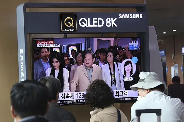图片来源：视觉中国 2021年4月，韩国电视报道韩国三星相关新闻