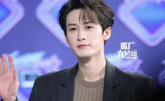 望向镜头的温柔,是藏不住的心动与赤诚|张扬|妆容|眼底|气场|暖意_新浪新闻