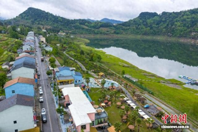 图为重庆石柱桥头镇长沙村，一排排精品民宿立于湖光山色间。中新网记者 何蓬磊 摄