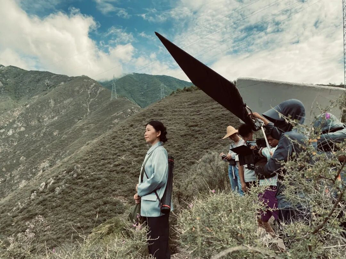 ▲2025年4月，演员牛雨萌在成都二滩水电站拍摄纪录片，片中她饰演一位水电站设计师。受访者供图