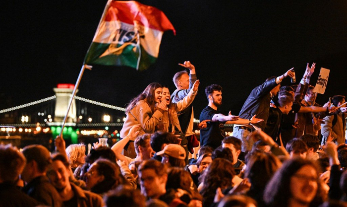 2026年4月13日，匈牙利布达佩斯，民众聚集在街头庆祝蒂萨党获胜。视觉中国 图