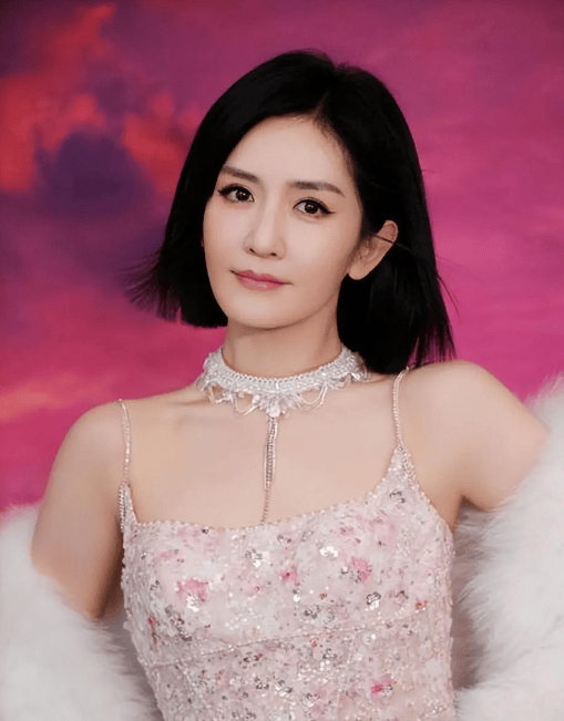 所以当她站在谢娜成都演唱会的舞台上，面对台下无数家乡的父老乡亲，她唱的不只是歌，更是一个游子对故土的深情告白。