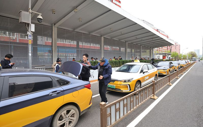 北京南站路沿线设置了四个出租车蓄车区，累计可蓄车330辆。新京报记者 王贵彬 摄