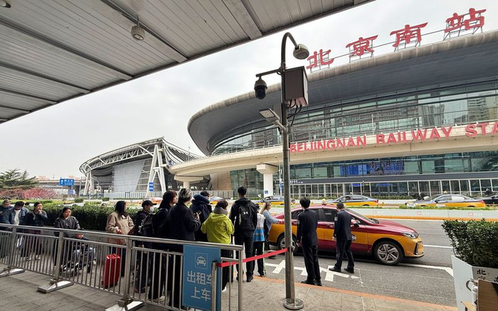 4月14日中午12点，北京南站南枢纽出租车调度站上车点，旅客正有序排队上车。新京报记者 王贵彬 摄
