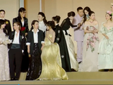 VOGUE2025时尚盛典大合照公布,刘亦菲杨幂双C位,总编刘冲挤进二人中间,还把刘亦菲裙子踩了,冲上热搜