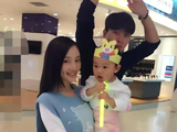 14岁甜馨为贾乃亮庆生,亲手做蛋糕但失败了,晒与父母合影太心疼