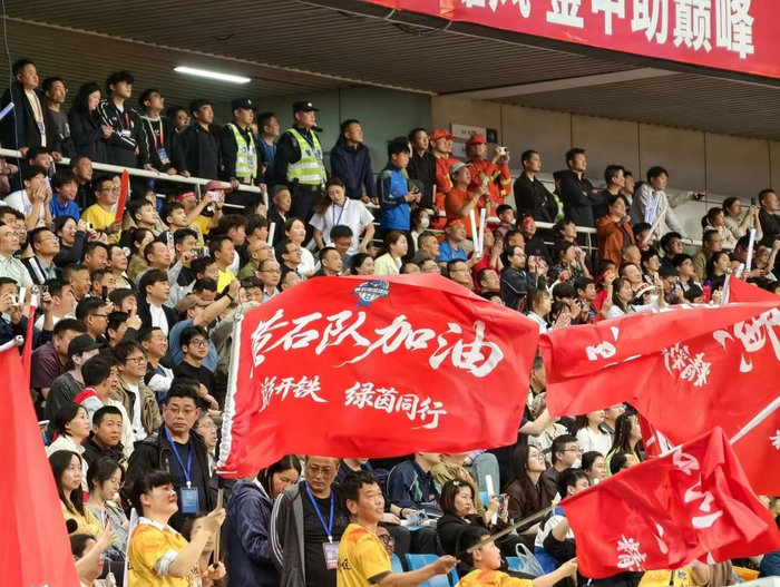 （“楚超”首场比赛，黄石队主场对战荆州恒隆队。湖北省体育局官微/图）