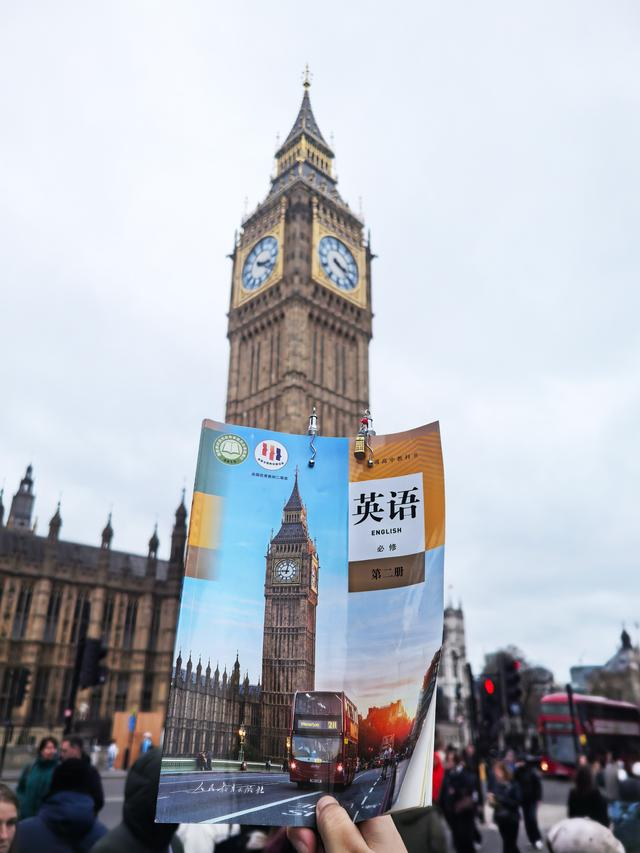 刘同学在伦敦大本钟附近找到英语课本后拍照。刘同学供图 