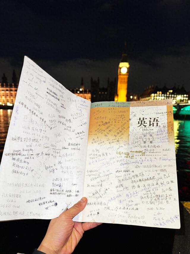 高小茜放置在伦敦大本钟附近的英语课本，被打卡游客写满了留言。 高小茜供图 