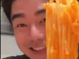 演员袁成杰探店文章面馆，当被问为啥开店，文章：“纯属是为了自己有一口吃的”