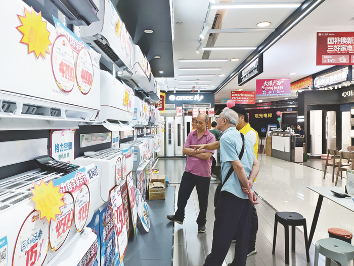     市民在商场选购空调。    本报记者韦薇 摄