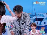 秦霄贤玩反应力游戏笑出声，获胜后犹豫拿盆或锤子