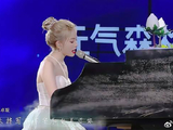 宝藏女孩陈卓璇钢琴弹唱，声音干净透彻，像一个小精灵！