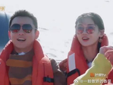 水上挖掘机表演个绝活，陆毅鲍蕾吃了一嘴泥，这次惨大了！