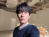 朱一龙现身光之三重奏展览