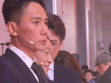 靳东王学圻登台前亲密热聊