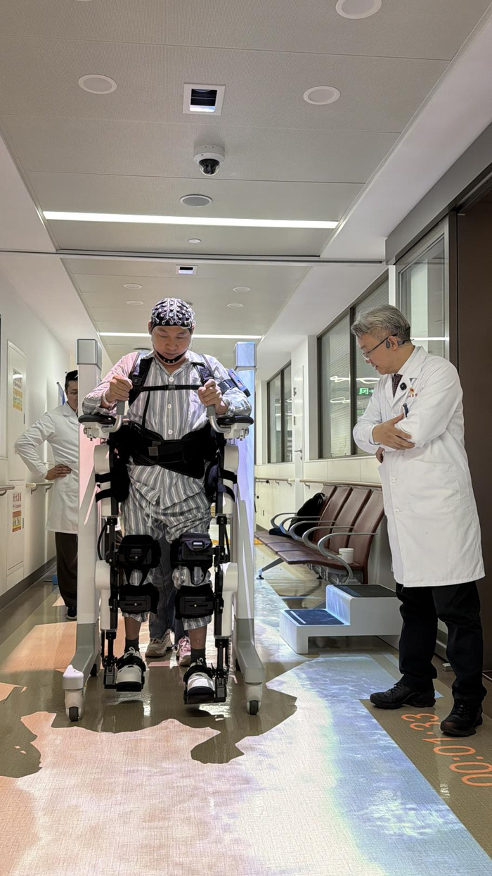 在程黎明教授团队支持下，患者叶文受伤后第一次实现行走。受访者供图