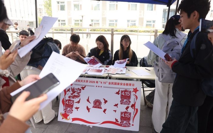 同学们拿出手机学习知识并答题。 新京报记者李木易 摄