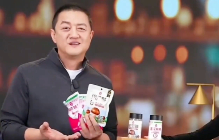 李亚鹏为莲花味精带货。（图/李亚鹏直播间截图）