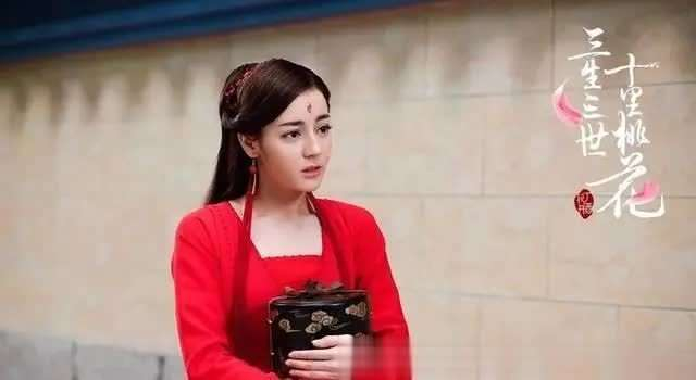  在爆红之后，迪丽热巴并没有因此停下脚步，反而以更高的标准要求自己，不断突破自我，挑战不同的角色。无论是在《长歌行》中饰演的坚韧不屈的李长歌，还是在《你是我的荣耀》中精准拿捏乔晶晶的明星光环与少女心事，她总是能让每个角色焕发出鲜活的生命力。在《公诉》中，她更是化身检察官安旎，用心去咀嚼每一个专业术语，台词练到深夜，努力让自己更加贴近角色，突破了外界对她只会演偶像剧的偏见。 从全球娱乐圈的角度来看，兼具颜值与实力，并且能够在长时间内保持热度的艺人，确实越来越少。迪丽热巴身上既有新疆的异域风情，又有东方女性的温婉灵动，这种独特的气质使她不仅在国内赢得了无数粉丝，也成功打开了国际市场。她的作品远销海外，尤其在东南亚、中东等地区拥有了大量的支持者，成为了东方美学与多元文化的传播者，甚至有海外媒体称她为最具东方魅力的中国女演员。这背后，所有的荣耀并非偶然，而是她通过十二年如一日的坚持与精进，打破了文化的壁垒，以实力赢得了全球观众的认同。 然而，随着她声势的不断扩大，关于她的争议也从未停止。支持者们激动地表示：迪丽热巴配得上所有的荣耀！从一个无名小卒到视后，她的成功是十二年努力的结果，完全没有捷径可言，这才是内娱真正的顶流！而批评者则提出质疑：她之所以能够红，主要依赖的是颜值和公司资源，演技并不突出，金鹰奖也并不完全公正；还有人指出，她的角色常常带有较强的同质化特点，大多数作品都是偶像剧女主，缺乏真正的突破。更有人讨论道，内娱顶流的长久发展，究竟是依靠努力与作品，还是依赖颜值与流量？艺人的熬是否真的是在深耕演技，还是只是刻意营销的人设？ 这些争议的核心，其实在于大众对顶流这一标签的不同解读。以我个人的看法，迪丽热巴之所以难得，并非因为她的爆红和所获得的奖项，而在于她在浮华的娱乐圈里，始终保持着清醒与坚守。她不急功近，不浮躁，不炫耀，而是一步一个脚印，凭借作品和角色的实力，证明自己从20岁的无名小卒，到如今的金鹰视后，走的是一条踏实且坚韧的路。 娱乐圈里并没有白走的路，每一个熬过的夜晚，每一份忍受的伤痛，每一场磨砺的表演，都会随着时间得到应有的回报。迪丽热巴从来不是依靠运气走红，而是凭借着《阿娜尔罕》到《安乐传》之间的每一部作品，从龙套配角到万众瞩目的视后，她每一步都走得如此踏实和坚定，她的每一份收获，都是她努力与坚持的必然结果。努力的演员，永远不会被辜负。迪丽热巴正是靠着这种坚定与付出，走过了十二年的光辉岁月，成为了内娱长红的典范。