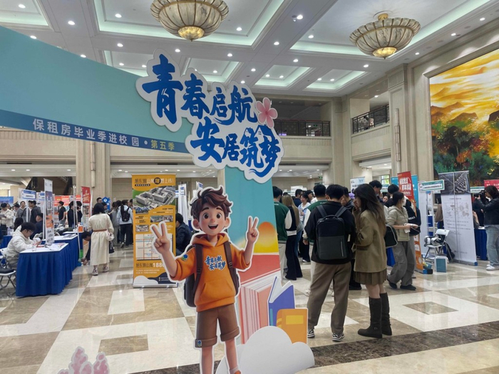 活动吸引了不少应届毕业生现场咨询。