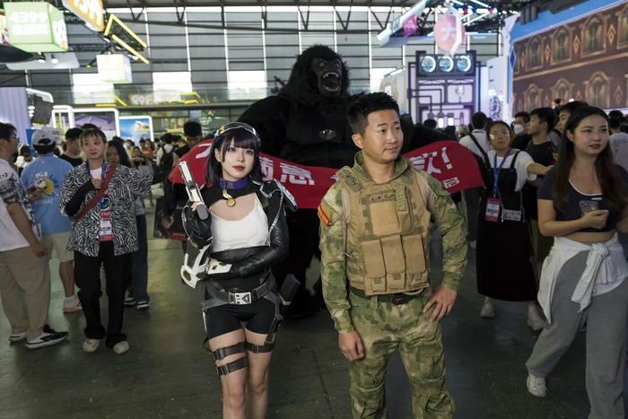 2023 年7月28日，2023 ChinaJoy在上海新国际博览中心举行。图为《战狼》冷锋形象的coser。（图/IC）