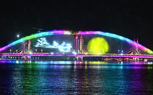 “运上行”大运河水景诗乐演出。白继开摄