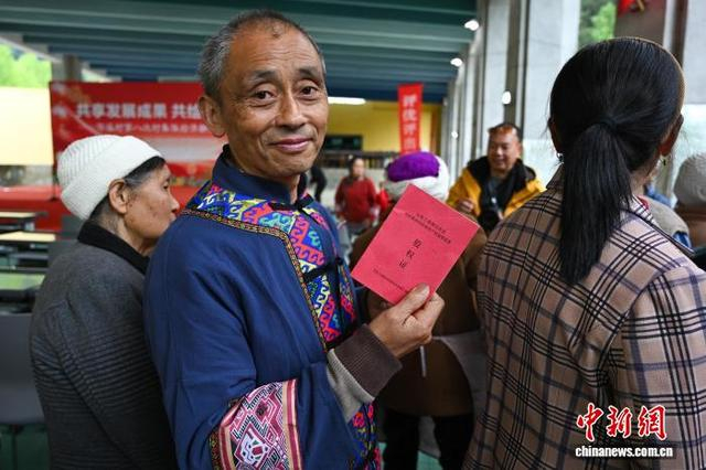 图为分红大会现场，村民们带着“股权证”排队领取分红。中新社记者 何蓬磊 摄