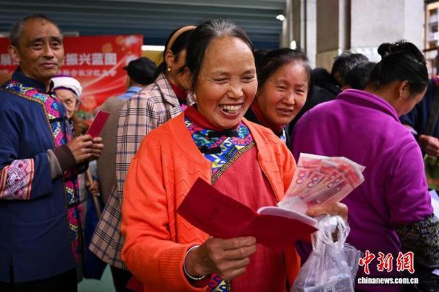 图为村民领取分红。中新社记者 何蓬磊 摄