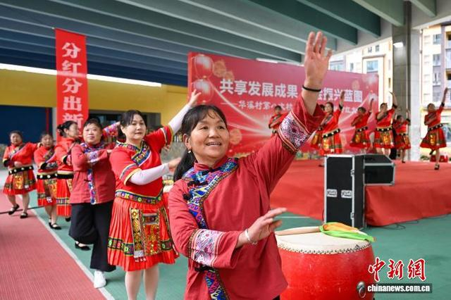 图为分红大会文艺表演环节，当地民众齐跳土家摆手舞。中新社记者 何蓬磊 摄