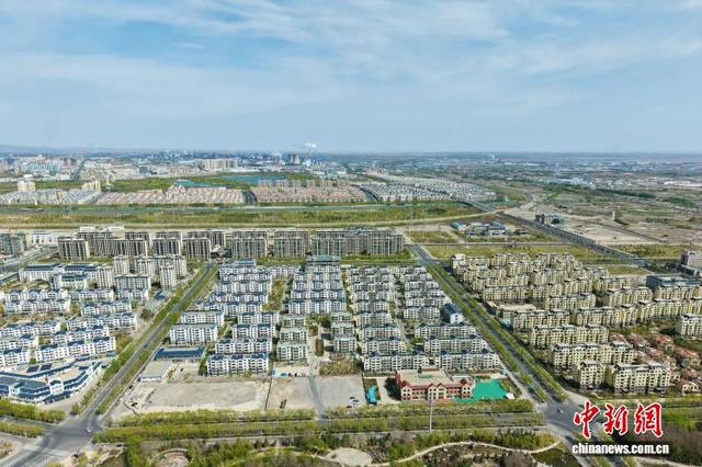 4月15日，航拍甘肃省嘉峪关市城市生态面貌。（无人机照片）中新社记者 李亚龙 摄 