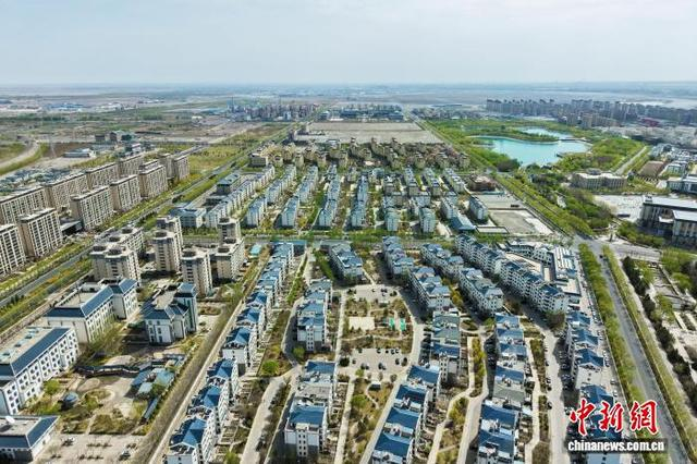 4月15日，航拍甘肃省嘉峪关市城市生态面貌。（无人机照片）中新社记者 李亚龙 摄 