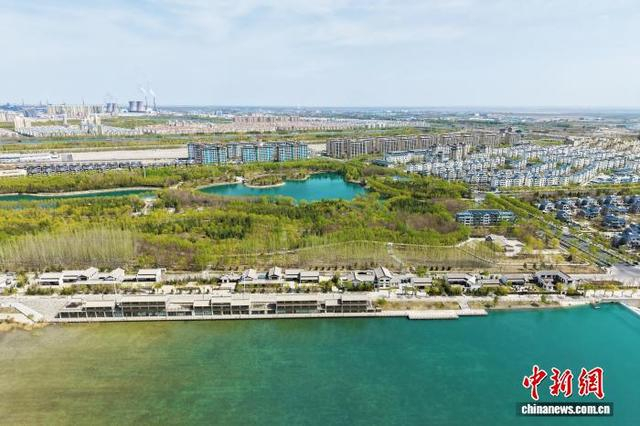 4月15日，航拍甘肃省嘉峪关市城市生态面貌。（无人机照片）中新社记者 李亚龙 摄 