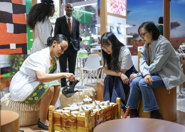 人们在第八届进博会国家展埃塞俄比亚馆品尝咖啡。 新华社记者 孟晨光 摄