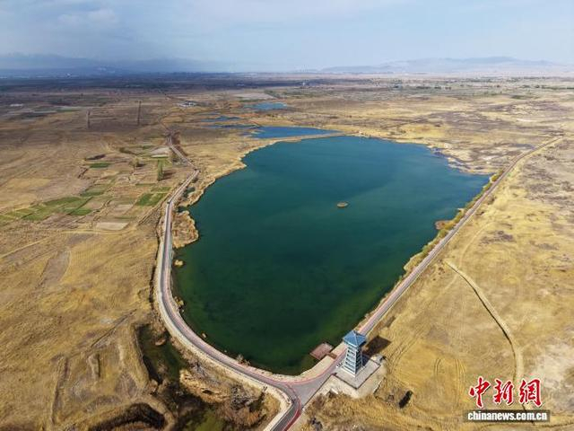 4月15日，航拍位于甘肃省嘉峪关市的草湖国家湿地公园。（无人机照片）中新社记者 李亚龙 摄