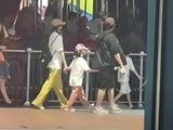 唐嫣罗晋一家三口被偶遇，唐嫣扎着双麻花辫，可爱又很少女呀!_馨月