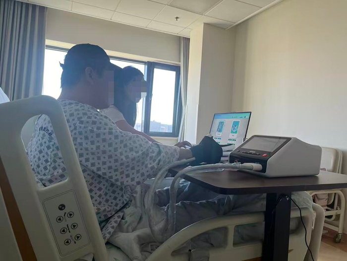 患者张康在接受脑机接口手术后康复训练。新京报贝壳财经记者 丁爽 摄