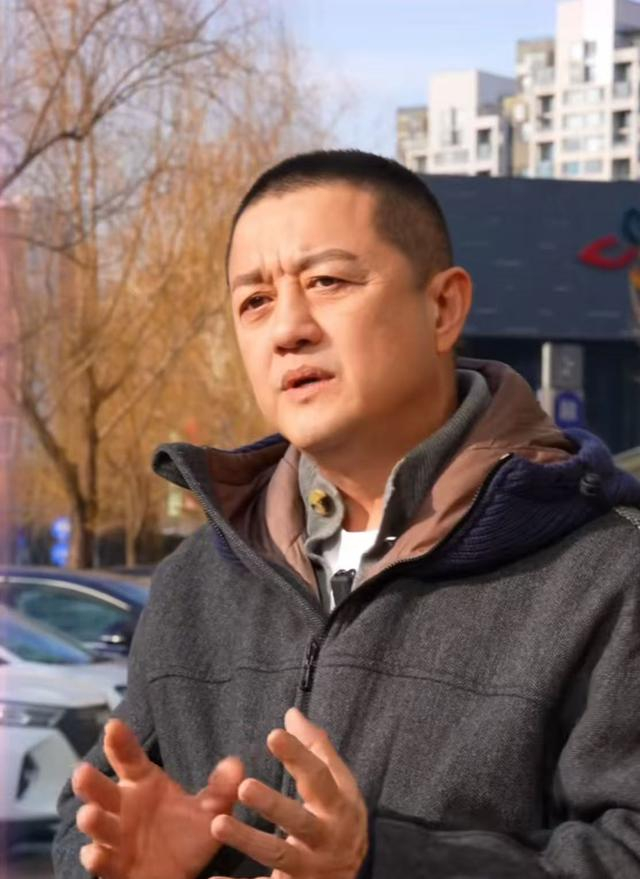 嫣然医院欠租风波中的李亚鹏。视频截图