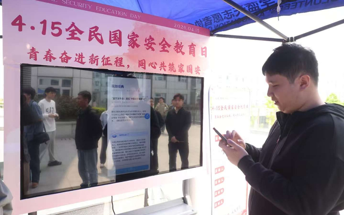 学生们在和智能体“斗智斗勇”中学习如何守护国家安全。 新京报记者李木易 摄