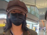 谢娜护夫后现身机场，买蜡烛与粉丝热聊合影心情佳