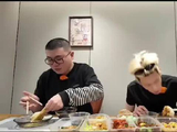 胡先煦专注用餐诠释食不言