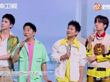 杨超越丁禹兮拿起手机次数相同